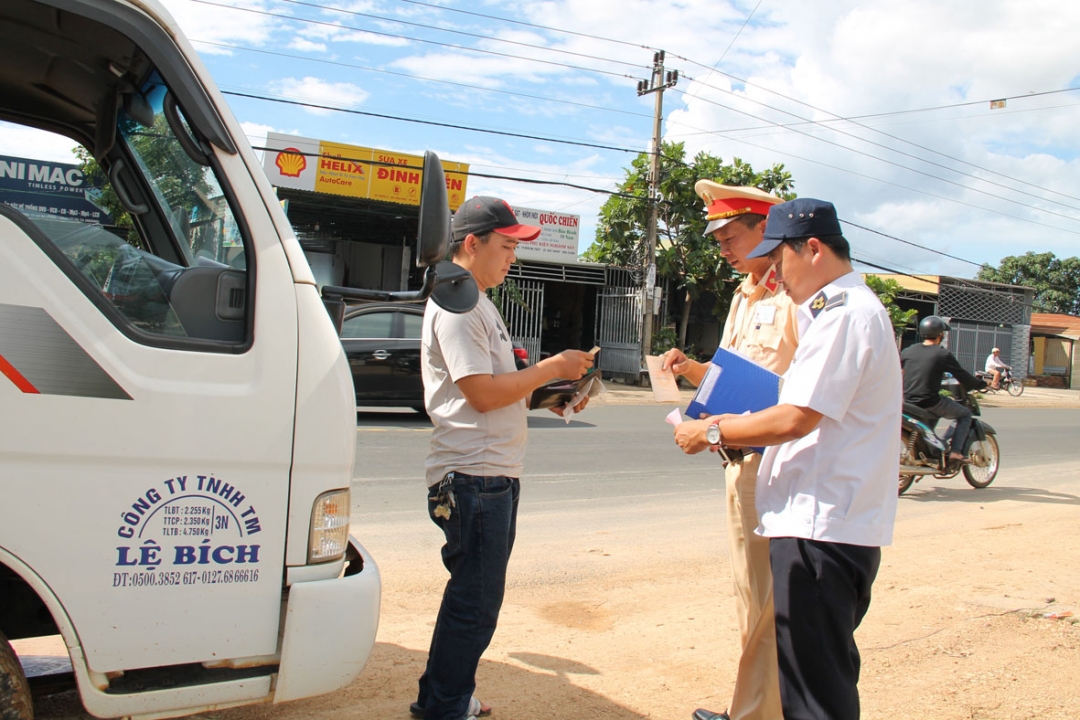 Cảnh sát giao thông phối hợp với cán bộ thú y Trạm kiểm dịch động vật Hòa Phú (TP. Buôn Ma Thuột) kiểm tra các phương tiện vận chuyển trên tuyến Quốc lộ 14 (đoạn qua xã Hòa Phú). 