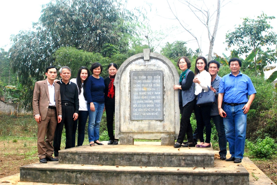 Gia đình cố nhà thơ, nhà viết kịch Lưu Quang Vũ bên bia trụ sở Hội Văn học Nghệ thuật Việt Nam tại Phú Thọ.  