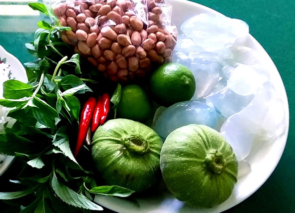 Nguyên liệu chế biến món bún nuốc. 