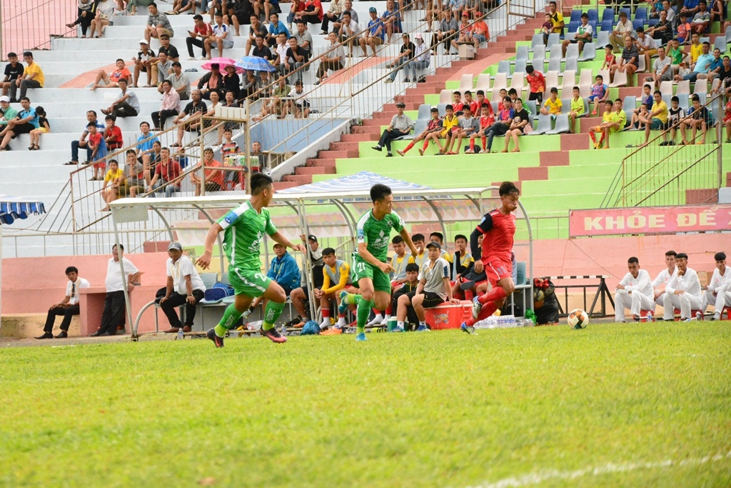 Một pha tấn công của các cầu thủ áo đỏ Đắk Lắk.