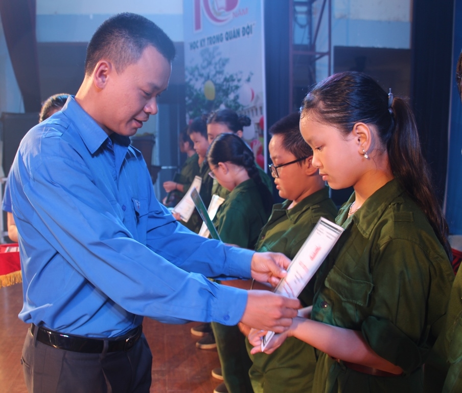 Ban tổ chức trao Giấy chứng nhận hoàn thành Chương trình “Học kỳ trong quân đội” năm 2019 cho các chiến sĩ lớp thiếu nhi.