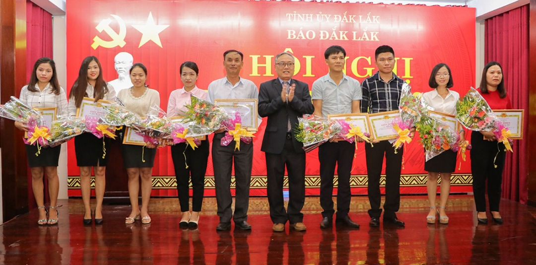 Tổng Biên tập Báo Đắk Lắk Nguyễn Văn Phú trao Giấy khen tặng các cộng tác viên tiêu biểu. Ảnh: H.Gia