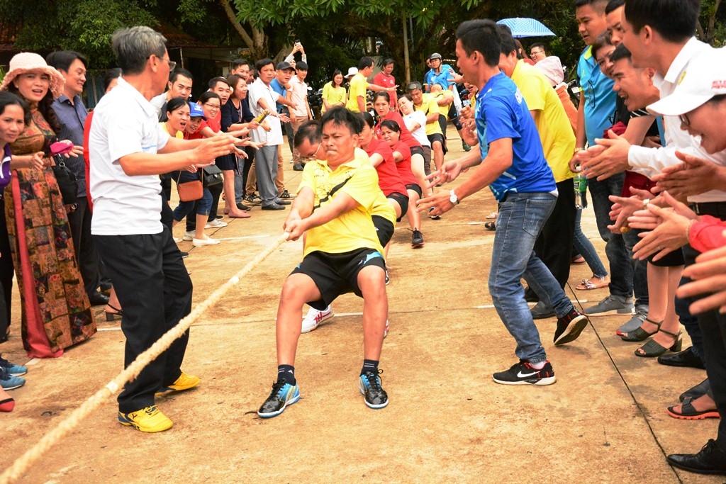 Đội Trường Chính trị Đắk Lắk thi đấu môn kéo co.