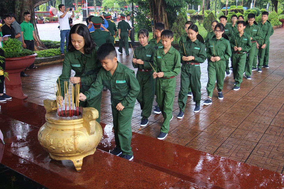 Chiến sĩ nhí dâng hương tại Bia tưởng niệm các chiên sĩ Nam tiến