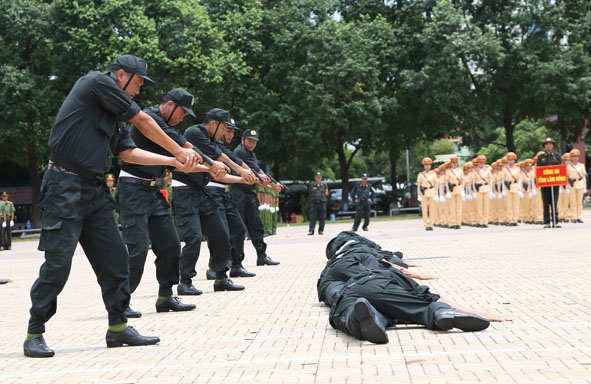 Diễn tập chiến sĩ Công an quật ngã, khống chế đối tượng sử dụng súng quân dụng.