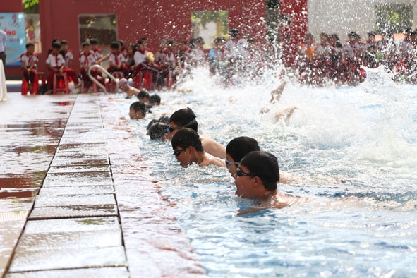 Trường Tiểu học - THCS - THPT Hoàng Việt là một trong số ít trường tại TP. Buôn Ma Thuột có hồ bơi và dạy bơi cho học sinh.  