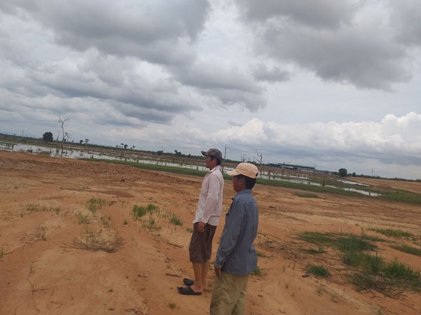 Người dân xã Ia Lốp phản ánh vào mùa khô, nhiều diện tích đất gần hồ thủy lợi thôn Đoàn bị bỏ hoang vì thiếu nước tưới.