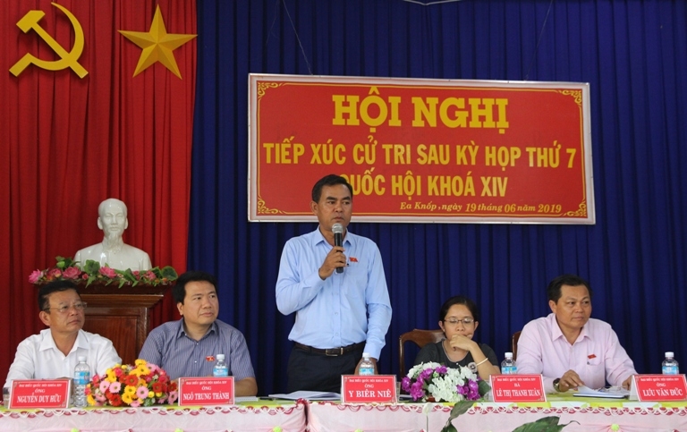 Đoàn ĐBQH tỉnh tiếp xúc với cử tri thị trấn Ea Knốp, huyện Ea Kar. 