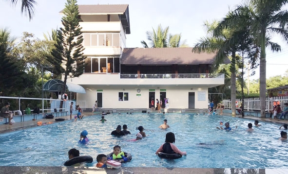 Hồ bơi nhân tạo - địa điểm học bơi an toàn đang là ước mơ của không ít trẻ em nông thôn.  