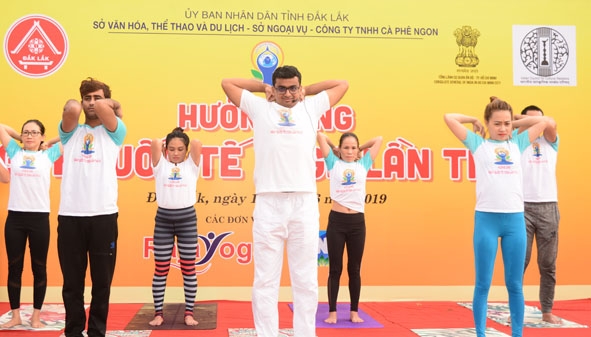 Anh Kuljeet Singh (giữa), Huấn luyện viên người Ấn Độ hướng dẫn buổi đồng diễn. 