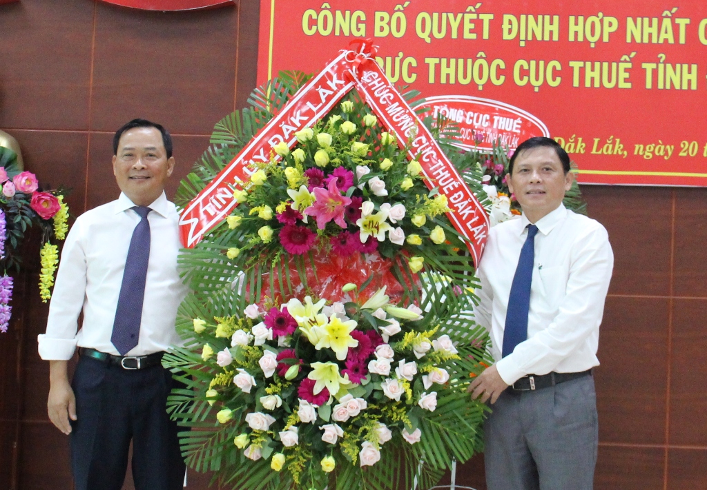 Thay mặt Thường trực Tỉnh ủy, UBND tỉnh Phó Chủ tịch Thường trực UBND tỉnh Nguyễn Tuấn Hà tặng lẵng hoa chúc mừng việc sáp nhập của Cục Thuế tỉnh