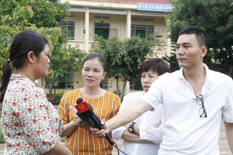 Phóng viên phỏng vấn cử tri tại xã Bông Krang, huyện Lắk. Ảnh: X. Trường