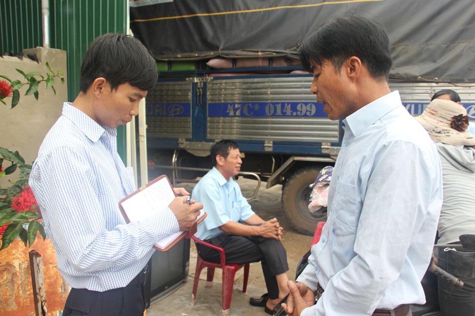 Phóng viên Báo Đắk Lắk (bên trái) trao đổi thông tin với cán bộ cơ sở trong một lần tác nghiệp  ở huyện Ea Kar. 