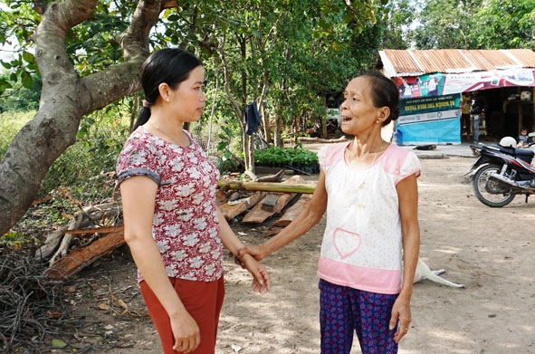 Chị H’Thu Liêng (bên trái) luôn hòa đồng, gần gũi với bà con trong buôn. 