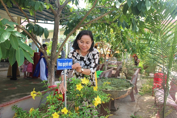 Cô Hoàng Thị Thu.  