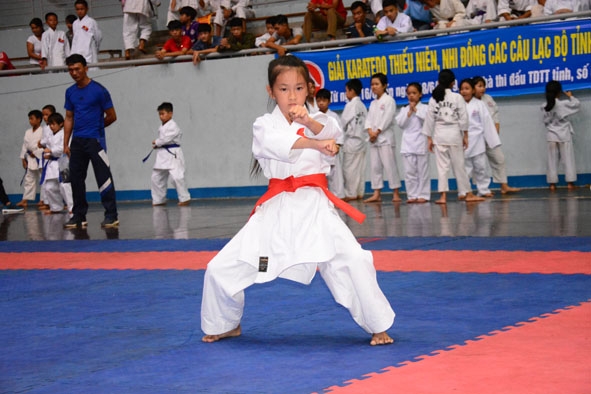 Võ sinh thi biểu diễn kata tại Giải Karate thiếu niên, nhi đồng các câu lạc bộ tỉnh năm 2019.