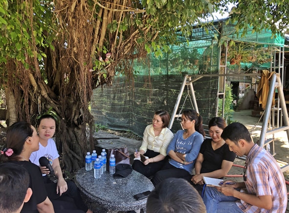 Phóng viên Đài Tiếng nói Việt Nam khu vực Tây Nguyên, Báo Tiền phong, Cổng thông tin điện tử tỉnh đang tác nghiệp tuyên truyền về cho vay qua tổ nhóm tại buôn Par (xã Cư Prao, huyện M’Đrắk). 