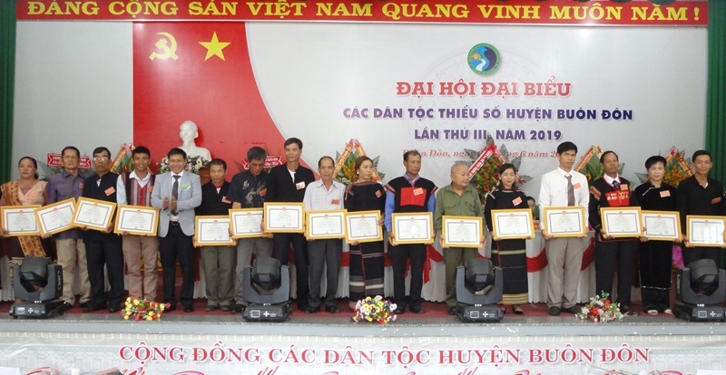 Đại diện UBND huyện Buôn Đôn tặng giấy khen cho các cá nhân và tập thể.