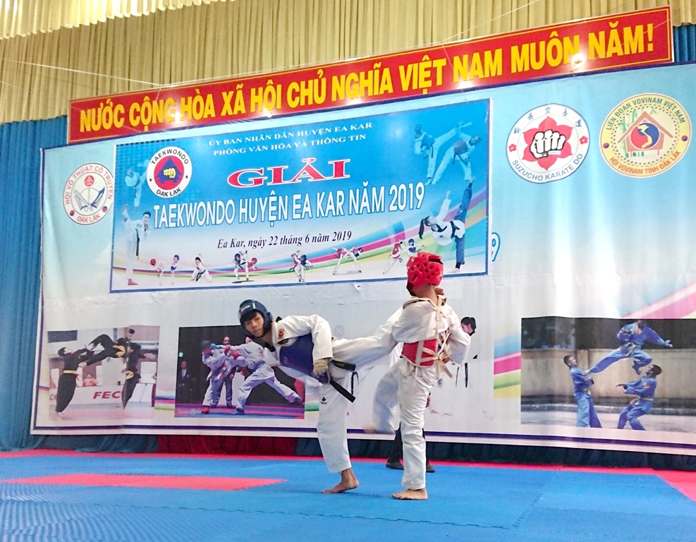 Các vận động viên nam thi đấu nội dung đối kháng.