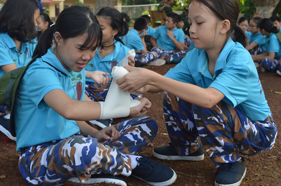 Các chiến sĩ SIA học cách băng bó vết thương