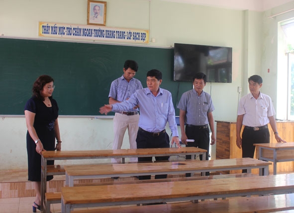 Ban Chỉ đạo Kỳ thi THPT quốc gia năm 2019 kiểm tra cơ sở vật chất tại điểm thi Trường THCS và THPT Đông Du. 