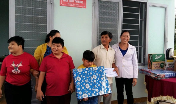 Niềm vui của gia đình anh Hoàng Văn Thọ (thị trấn Quảng Phú) trong ngày nhận căn nhà mới.