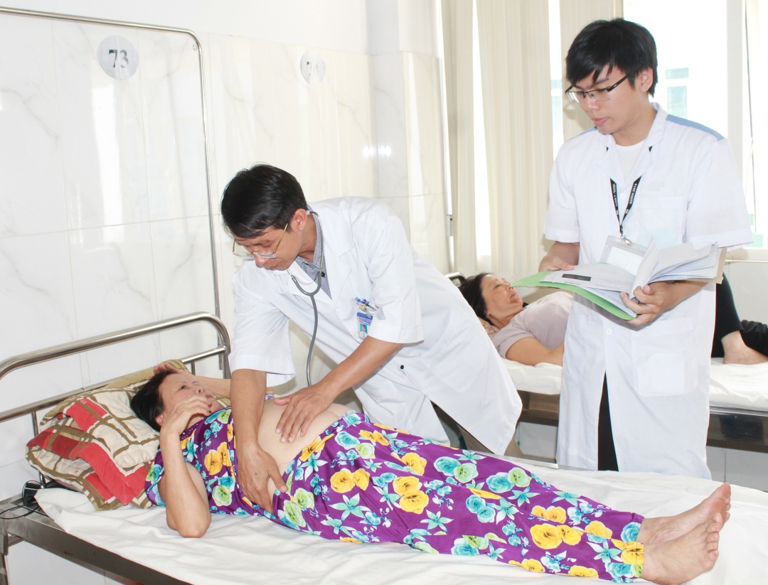 Bệnh nhân bị sỏi đường tiết niệu điều trị tại khoa Ngoại tổng hợp, BVĐK vùng Tây Nguyên. 