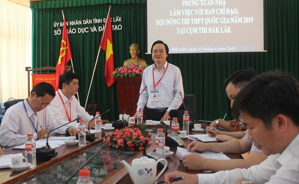Bộ trưởng Bộ GD-ĐT Phùng Xuân Nhạ phát biểu tại buổi làm việc.