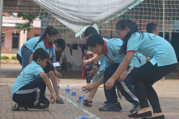 Các học viên hào hứng tham gia trò chơi tập thể.  