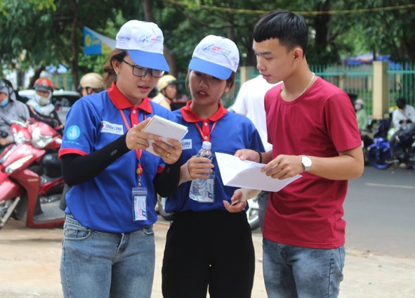 Sinh viên tình nguyện hướng dẫn sơ đồ phòng thi cho thí sinh.