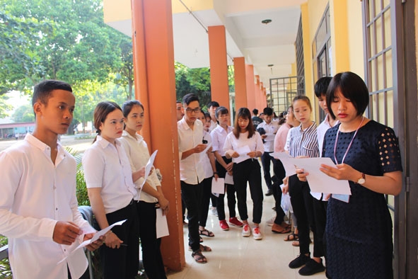 Thí sinh làm thủ tục vào phòng thi tại điểm Trường THPT Hồng Đức (TP. Buôn Ma Thuột). Ảnh: N.Quỳnh
