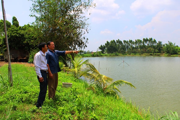 Ông Vũ Đăng Hòa đang giới thiệu mô hình nuôi cá cho cán bộ Hội CCB xã Ea Kly (huyện Krông Pắc). 