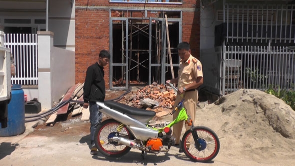 Lực lượng cảnh sát giao thông Công an huyện Cư M’gar kiểm tra một đối tượng đi xe máy độ chế. 