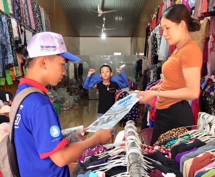 Và bán báo gây quỹ tặng học bổng cho học sinh nghèo