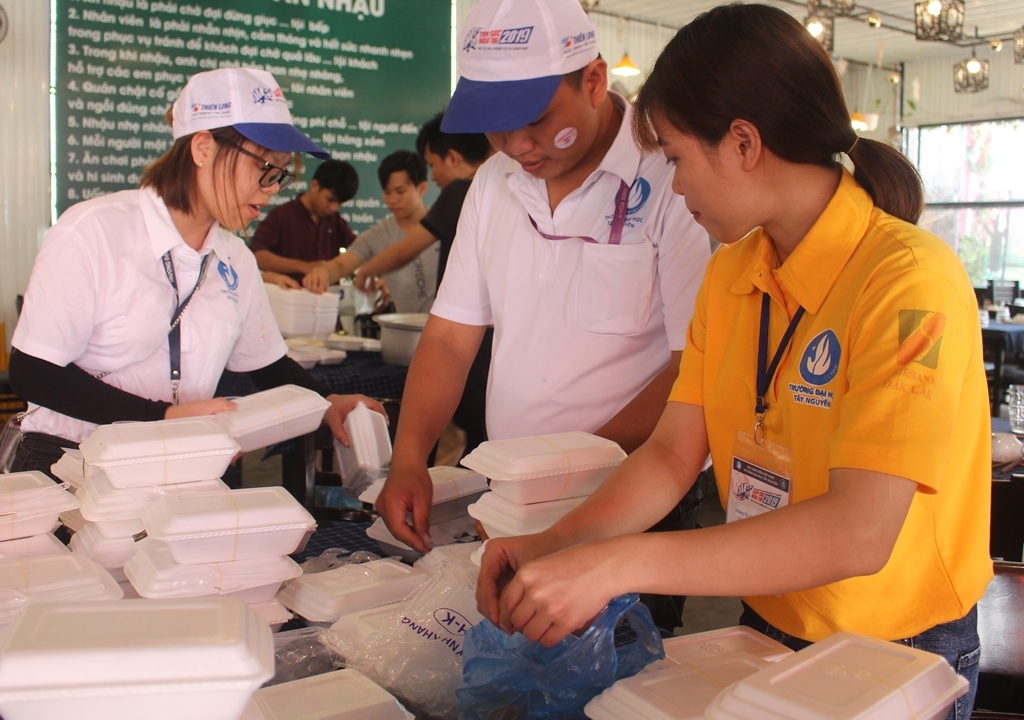 Chuẩn bị các suất cơm miễn phí