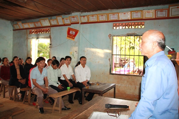 Thôn 8 (xã Cư Bao, thị xã Buôn Hồ) chưa có hội trường, phải mượn nhà mẫu giáo của Nông trường Cao su Cư Bao làm nơi sinh hoạt. 