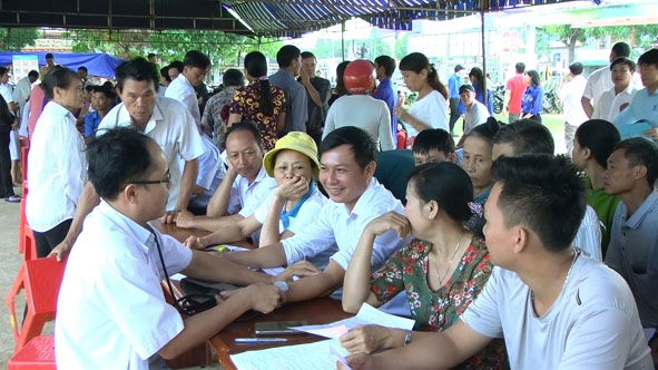 Người dân huyện Ea Kar kiểm tra sức khỏe trước khi hiến máu tình nguyện tại Chương trình Ngày hội hiến máu “Giọt hồng Tây Nguyên” năm 2019. 