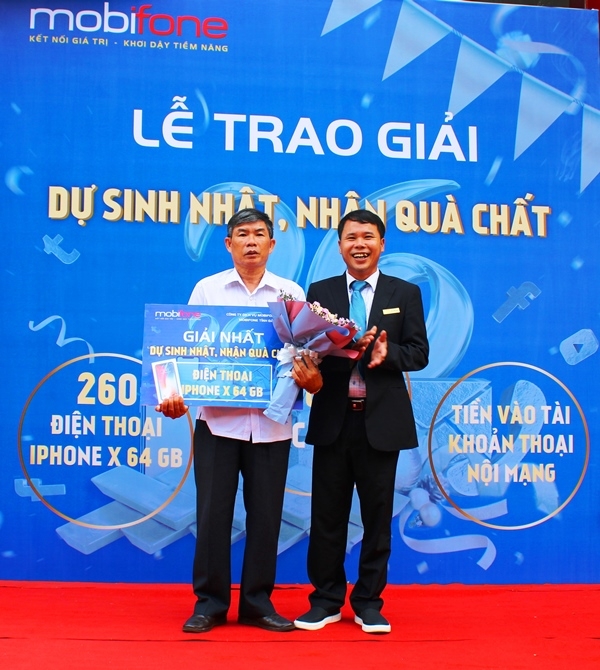 Ông Trần Trung Kiên, Giám đốc MobiFone tỉnh Đắk Lắk trao thưởng cho khách hàng trúng giải