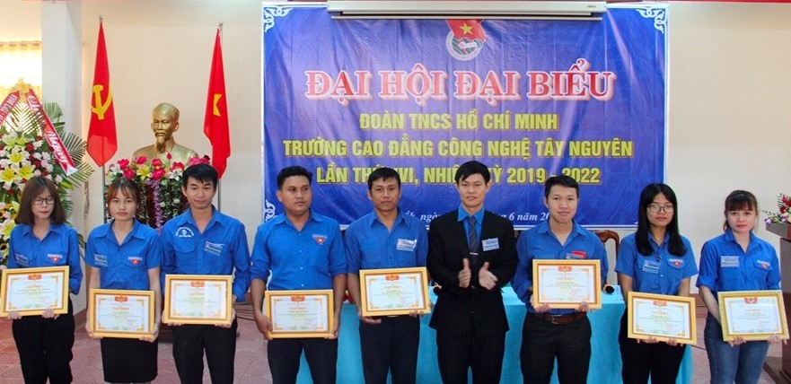 Ban Chấp hành Đoàn trường tặng Giấy khen