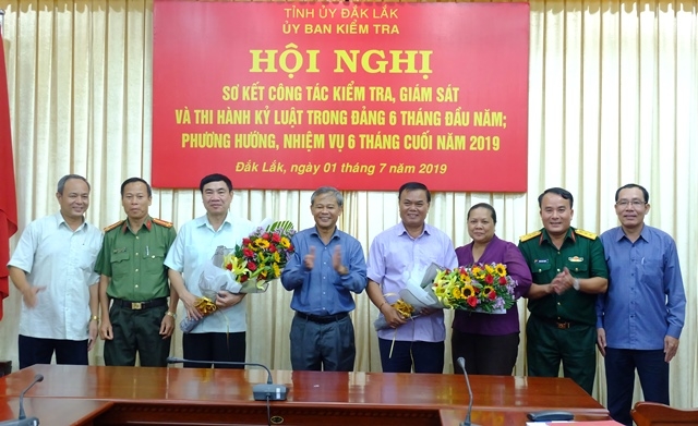 UBKT Tỉnh ủy tặng hoa chia tay đồng chí Ê Ban Y Phu, Bí thư Tỉnh ủy nghỉ hưu theo chế độ.