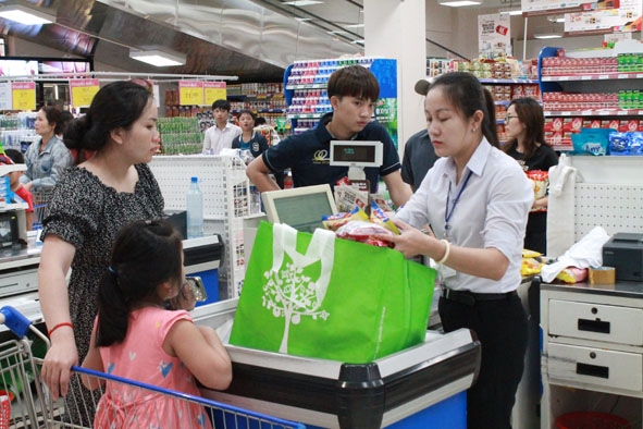 Người dân TP. Buôn Ma Thuột sử dụng túi môi trường khi đi mua hàng hóa tại siêu thị.