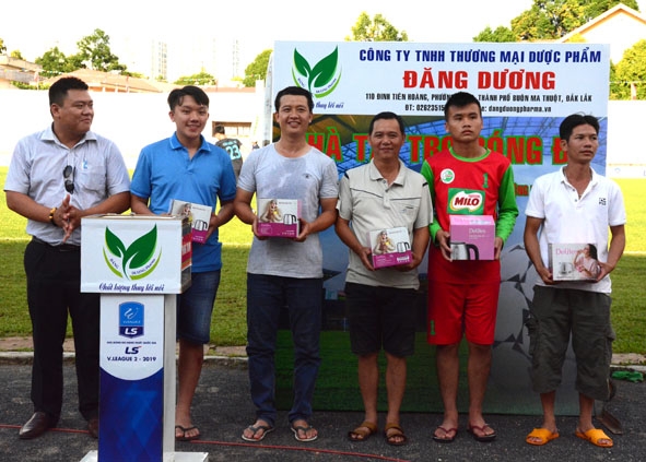 Đại diện Công ty TNHH Thương mại Dược phẩm Đăng Dương trao giải Ba cho các khán giả  may mắn.