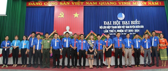 Ủy ban Hội LHTN Việt Nam huyện Buôn Đôn lần thứ V, nhiệm kỳ 2019 - 2024 ra mắt nhận nhiệm vụ.