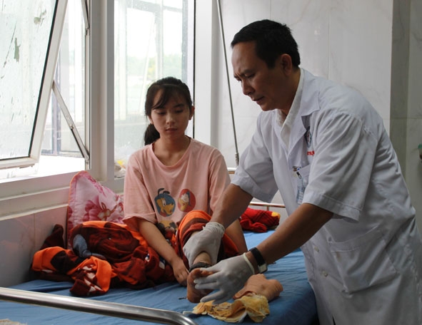 Một trường hợp trẻ bị tai nạn giao thông dẫn đến chấn thương sọ não và gãy chân. 