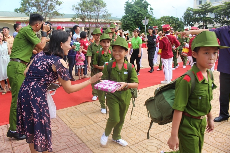 Các chiến sĩ nhĩ chia tay người thân lên đường nhập ngũ.