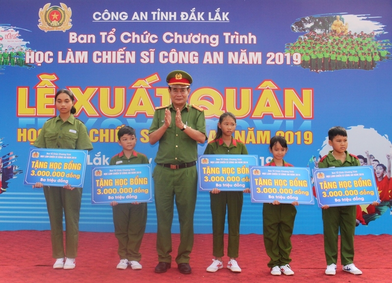 Đại diện lãnh đạo Công an tỉnh tặng học bổng 