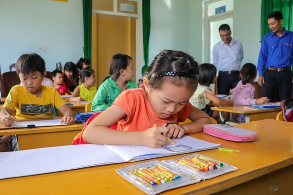 Lớp học vẽ của thiếu nhi ở Nhà Văn hóa huyện Ea H'leo.