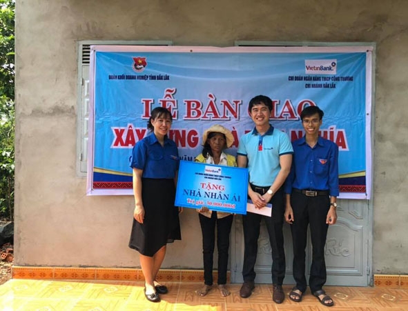 Đại diện Đoàn Khối doanh nghiệp tỉnh tặng nhà Nhân ái cho gia đình bà H’Ơng Bkrông (xã Cư Huê, huyện Ea Kar).