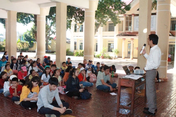       Tuyên truyền phòng chống xâm hại  tình dục  trẻ em trong chương trình sinh hoạt hè  ở Đoàn phường Tự An. 