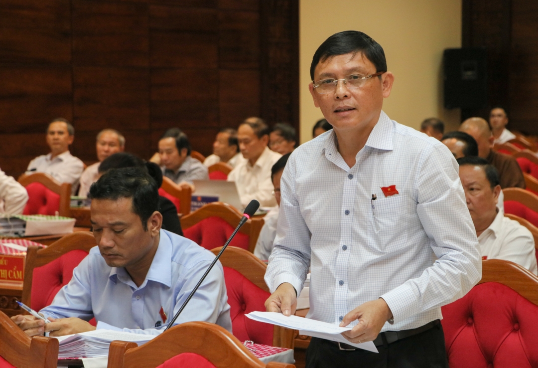 Phó Chủ tịch Thường trực UBND tỉnh Nguyễn Tuấn Hà giải trình một số vấn đề các đại biểu quan tâm. Ảnh: Hoàng Gia